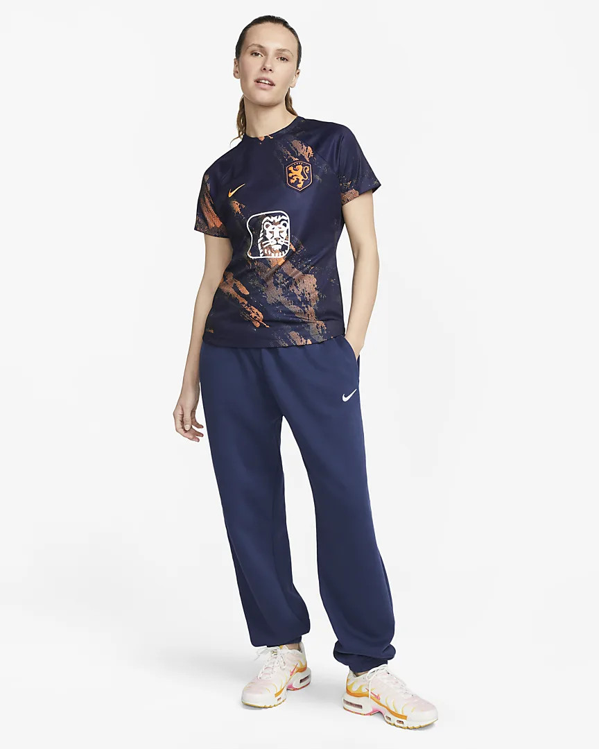 Dit is het Oranje Leeuwinnen warming-up shirt 2023-2024