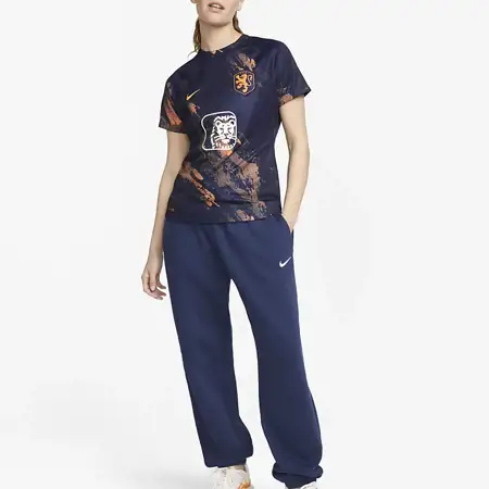 Dit is het Oranje Leeuwinnen warming-up shirt 2023-2024