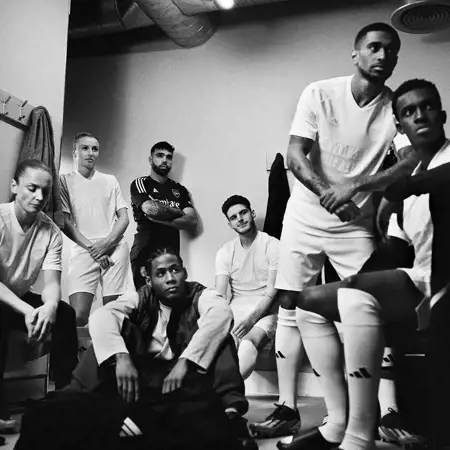 Arsenal draagt wit voetbalshirt in FA Cup wedstrijd tegen Liverpool