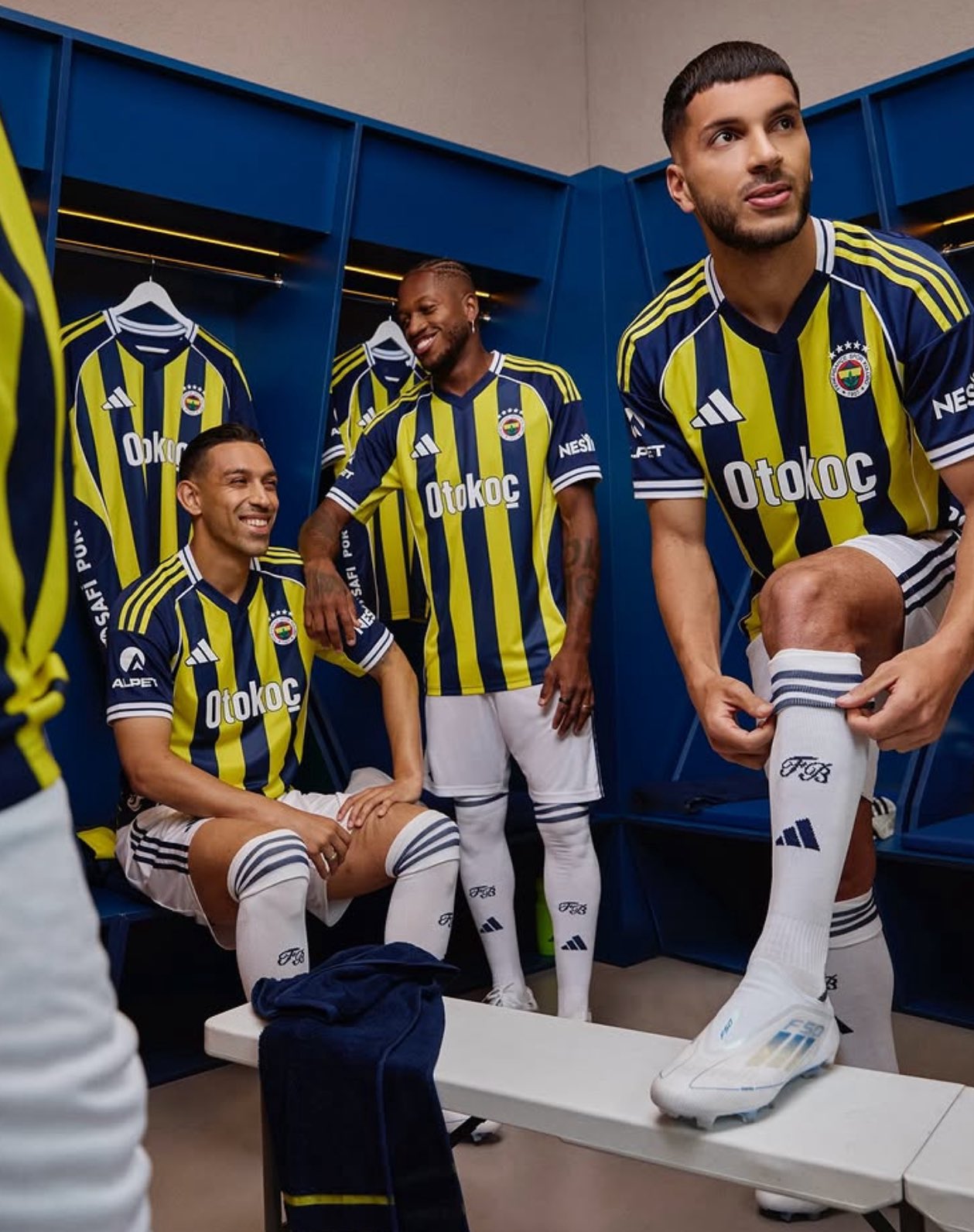 Dit zijn de Fenerbahçe voetbalshirts 2025-2026 van adidas