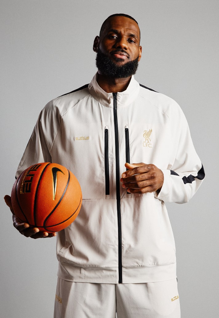 Chapter 2! Nike en LeBron lanceren opnieuw uniek Liverpool FC voetbalshirt