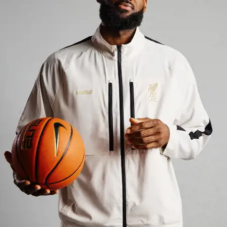 Chapter 2! Nike en LeBron lanceren opnieuw uniek Liverpool FC voetbalshirt