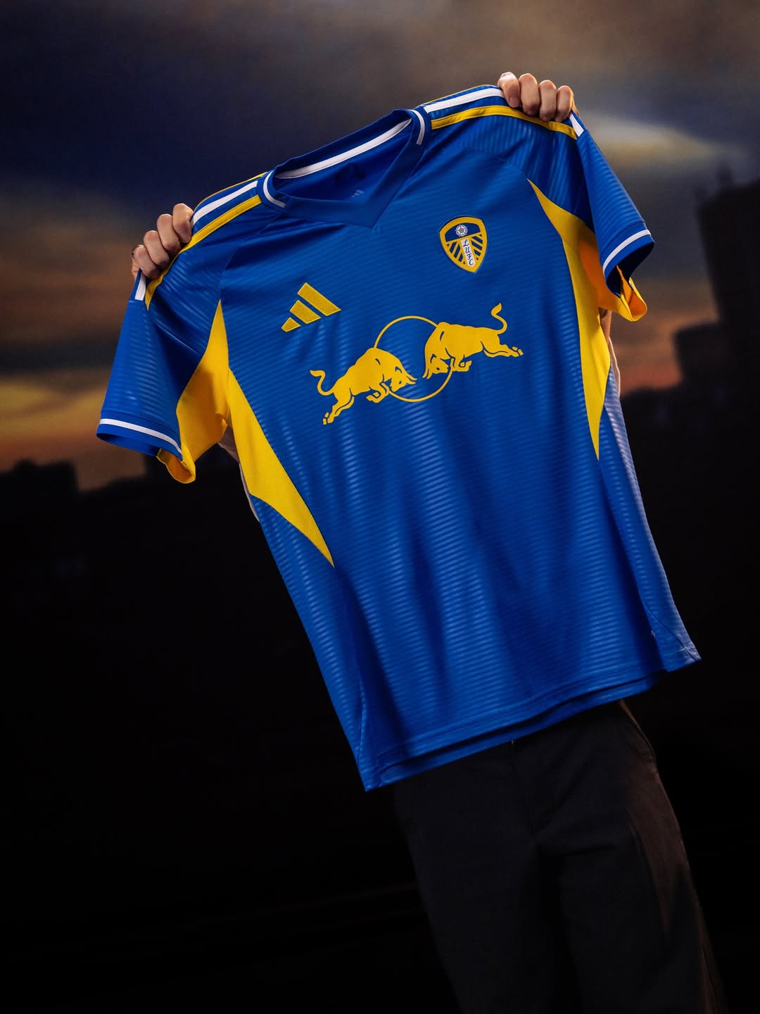 Leeds United voetbalshirts 2025-2026 geïnspireerd door Lowfields Tunnel, sjaals en shirt 2001-2003