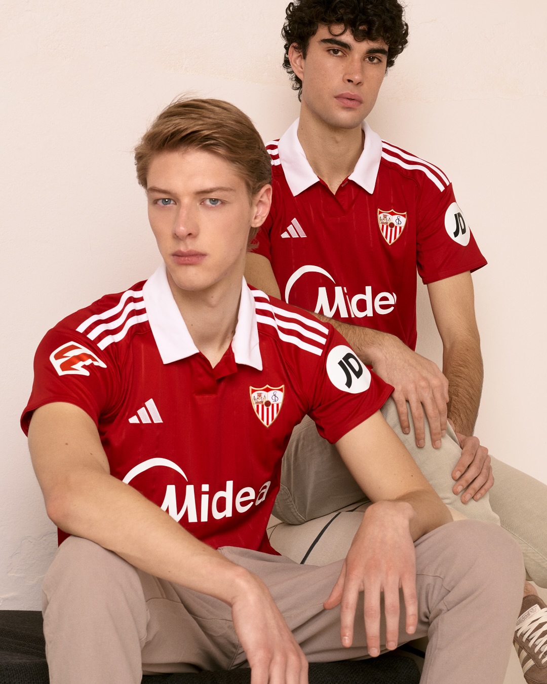 Dit zijn de Sevilla CF voetbalshirts 2025-2026 van adidas
