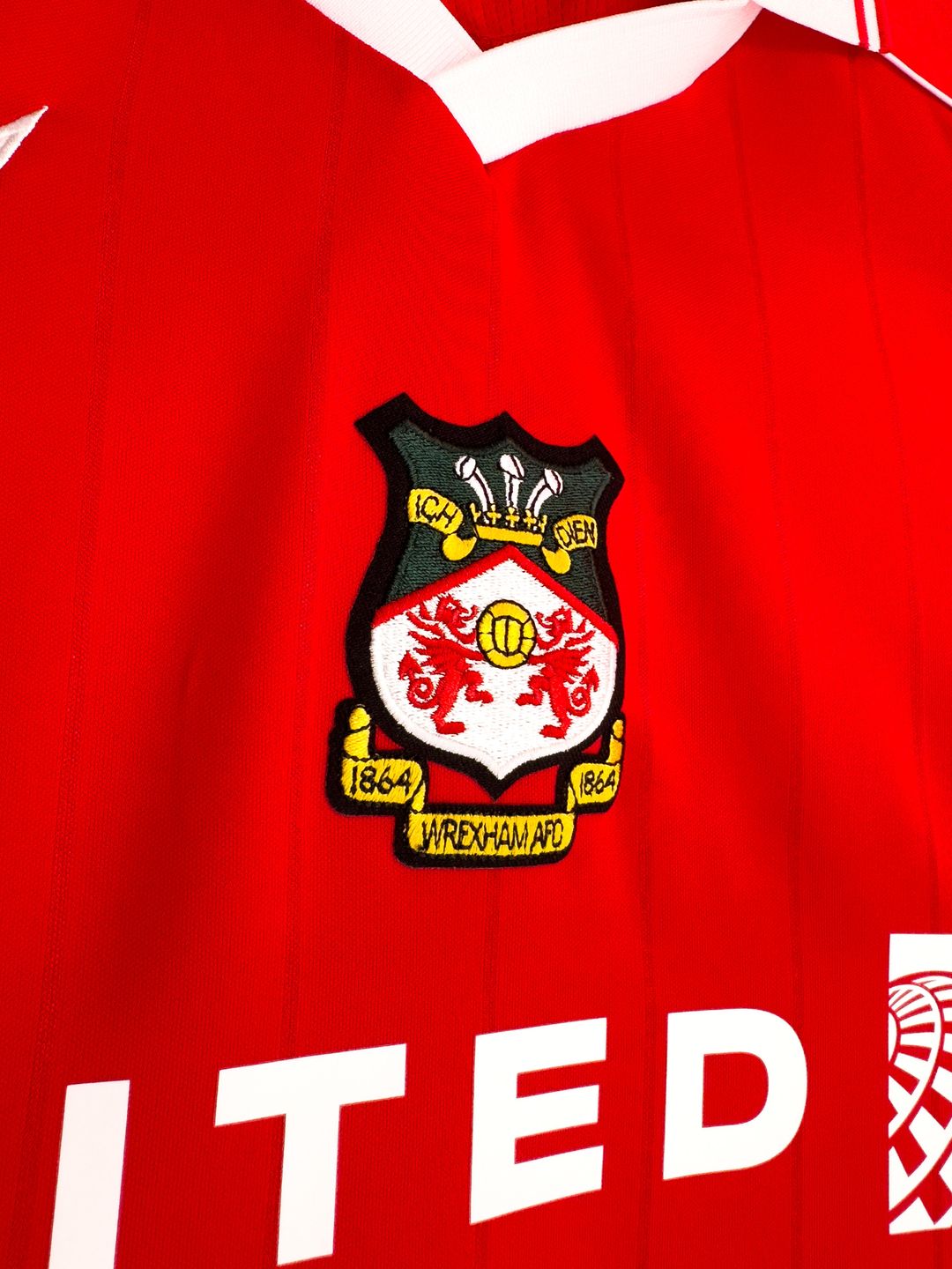 Wrexham AFC voetbalshirts 2025-2026 geïnspireerd door shirts jaren '80, Wales en Patagonië