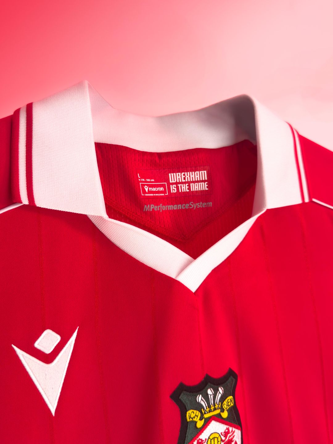 Wrexham AFC voetbalshirts 2025-2026 geïnspireerd door shirts jaren '80, Wales en Patagonië
