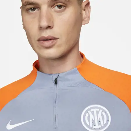 Dit is het grijs/oranje Inter Milan Champions League trainingspak 2023-2024