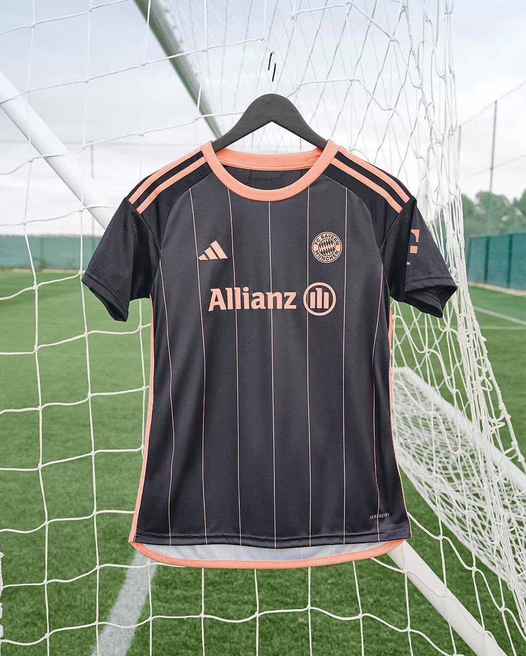 Eerste Bayern Munchen vrouwen voetbalshirt ooit gelanceerd! 