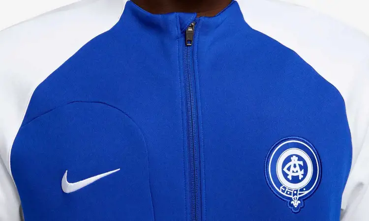 Atletico Madrid draagt retro trainingsjack Nike tijdens 2023-2024