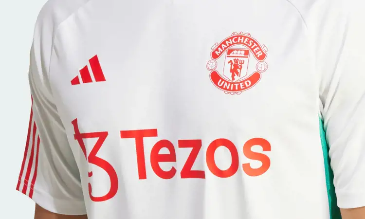 Dit is het Manchester United trainingsshirt 2023-2024