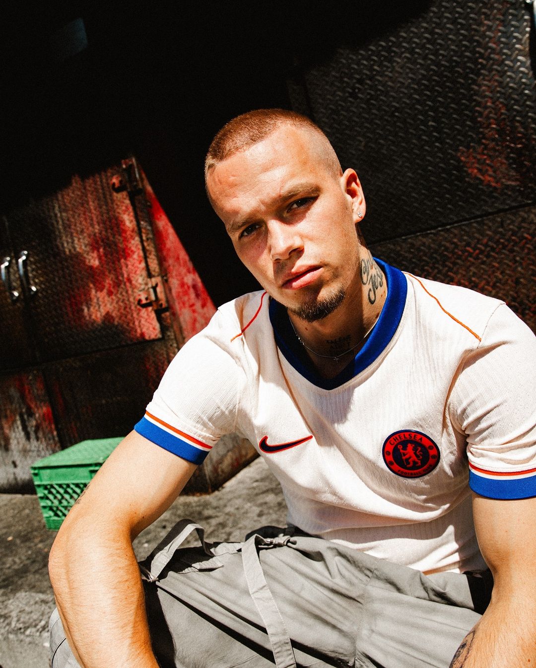 Chelsea uitshirt 2024-2025 beige met oranje en blauwe accenten!