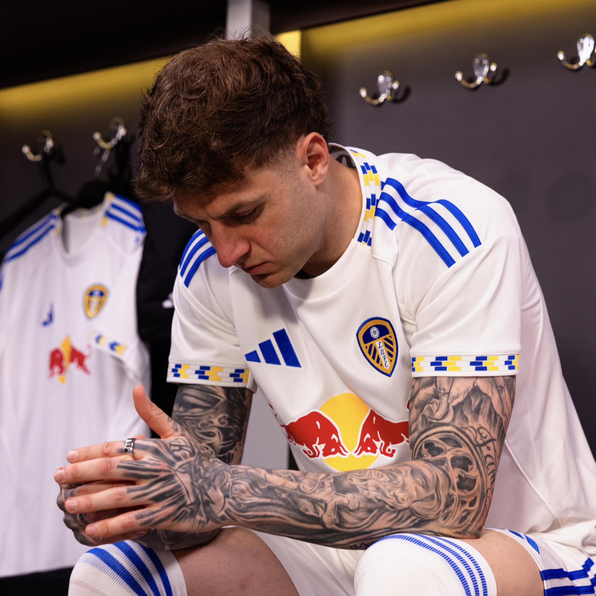 Leeds United voetbalshirts 2025-2026 geïnspireerd door Lowfields Tunnel, sjaals en shirt 2001-2003