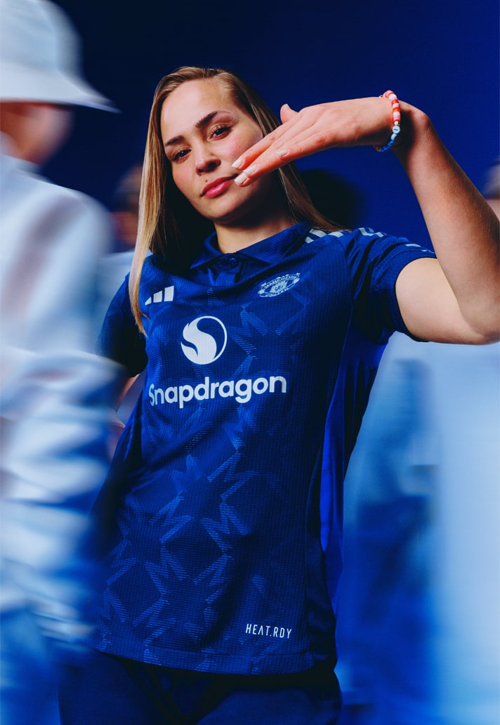 Manchester United uitshirt 2024-2025 heeft moderne jaren '90 look!