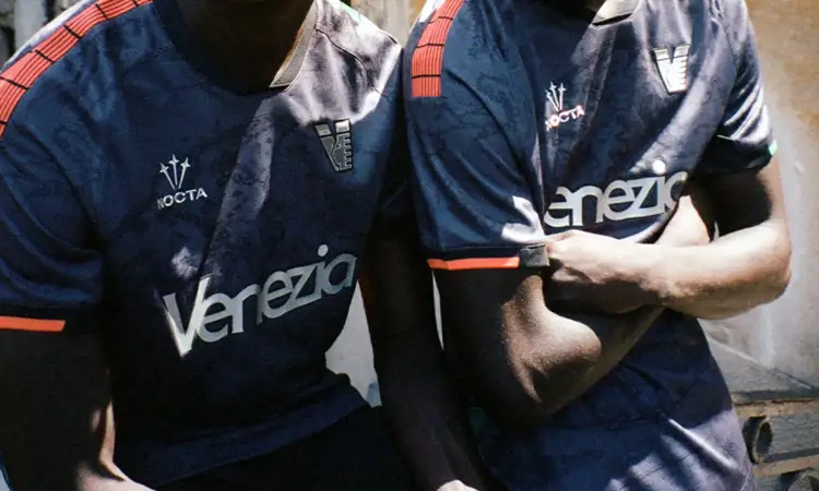 Dit zijn de Venezia FC voetbalshirts 2025-2026 van NOCTA