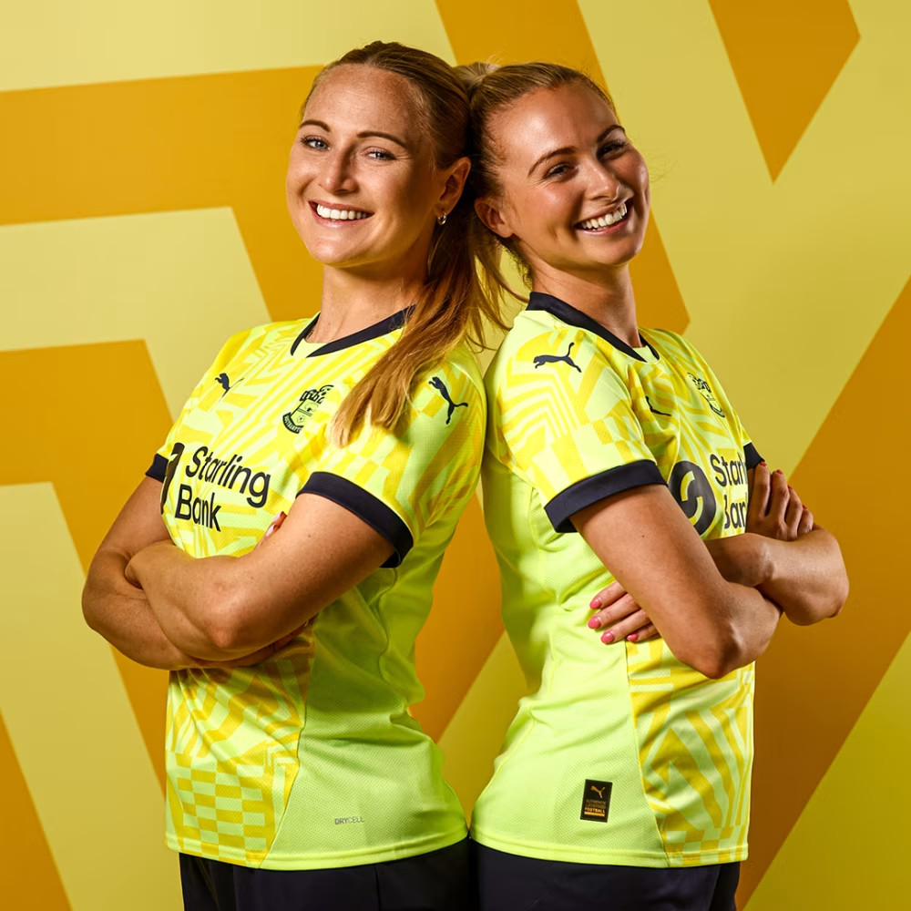 Dit zijn de Southampton voetbalshirts 2024-2025 van Hummel