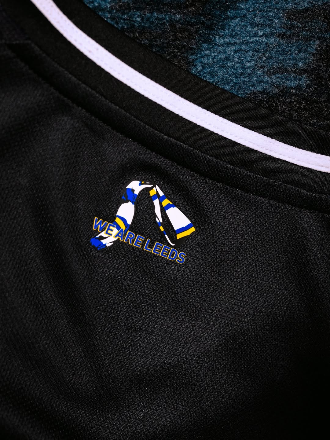 Leeds United voetbalshirts 2025-2026 geïnspireerd door Lowfields Tunnel, sjaals en shirt 2001-2003