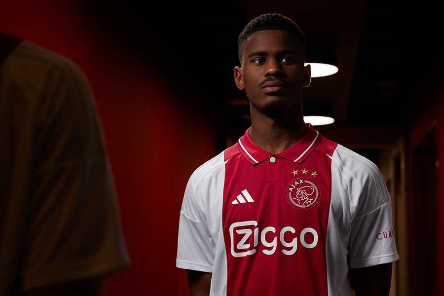 Ajax thuisshirt 2024-2025 geïnspireerd door iconische shirts met kraag