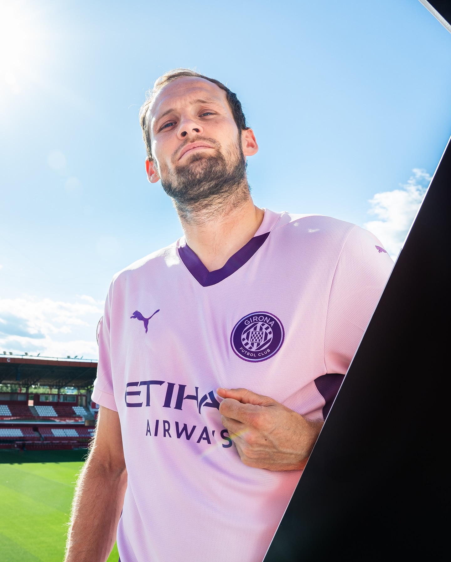 Girona voetbalshirts 2024-2025 in teken schild stad en Catalonië