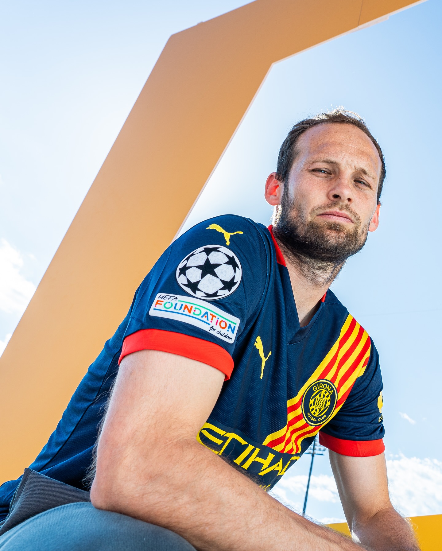 Girona voetbalshirts 2024-2025 in teken schild stad en Catalonië