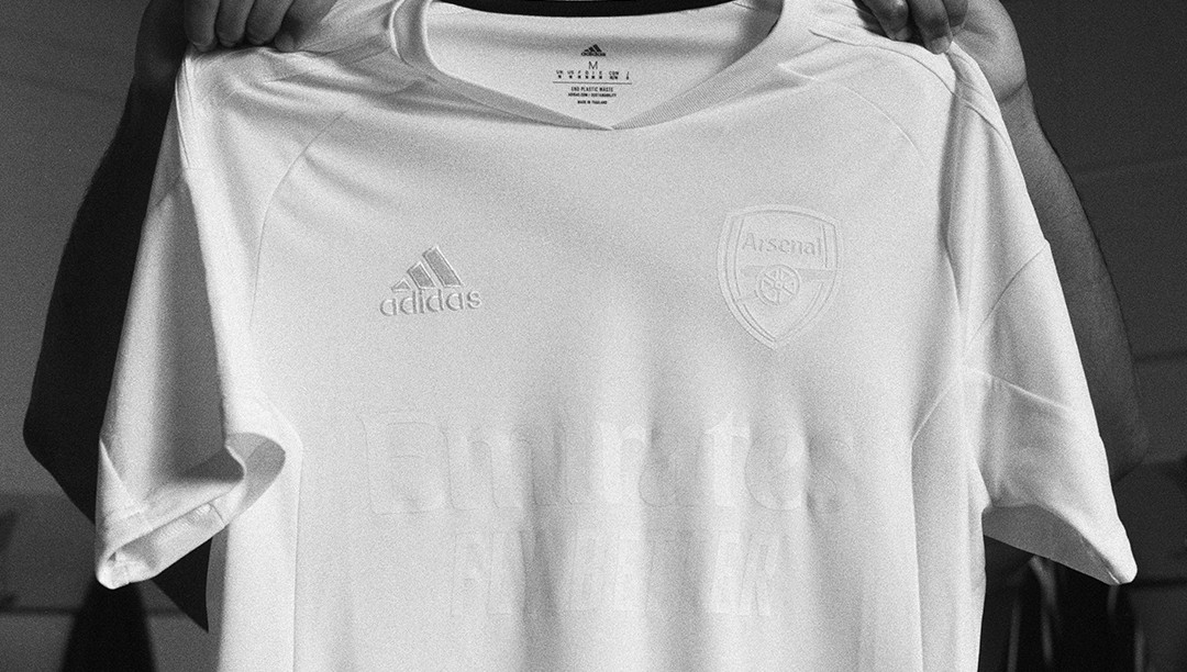 Arsenal draagt wit voetbalshirt in FA Cup wedstrijd tegen Liverpool