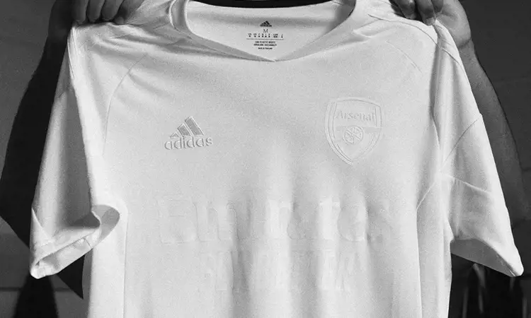Arsenal draagt wit voetbalshirt in FA Cup wedstrijd tegen Liverpool