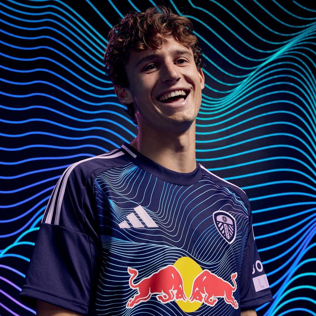 Leeds United voetbalshirts 2024-2025 bevatten logo Red Bull