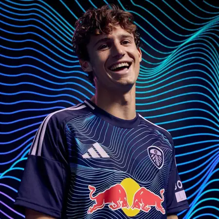 Leeds United voetbalshirts 2024-2025 bevatten logo Red Bull