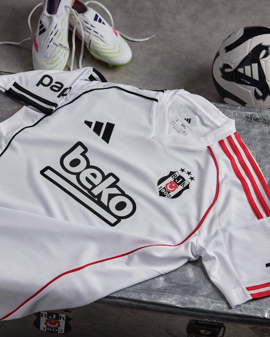 Beşiktaş voetbalshirts 2025-2026 hebben adidas TIRO25 template