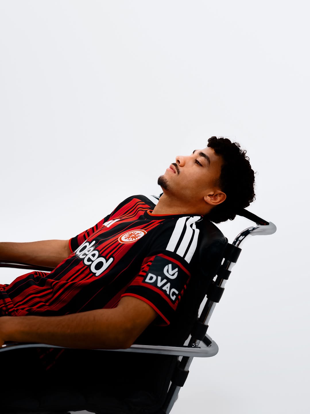 Eintracht Frankfurt thuisshirt 2026-2027 heeft moderne twist!
