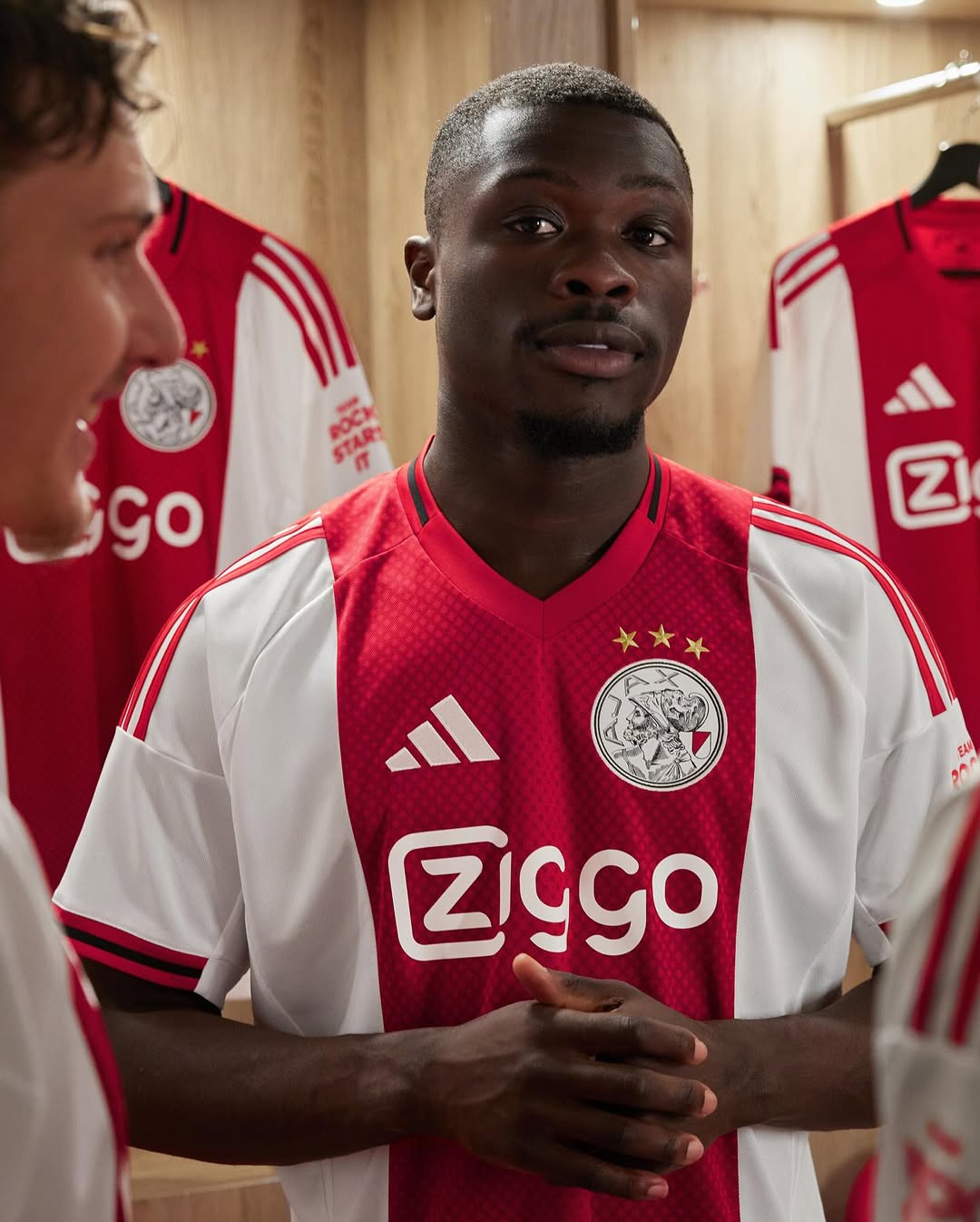 Ajax Thuisshirt 2025 2026 Ode Aan Logo En Amsterdam Com Ajax Thuisshirt 2025 2026 D