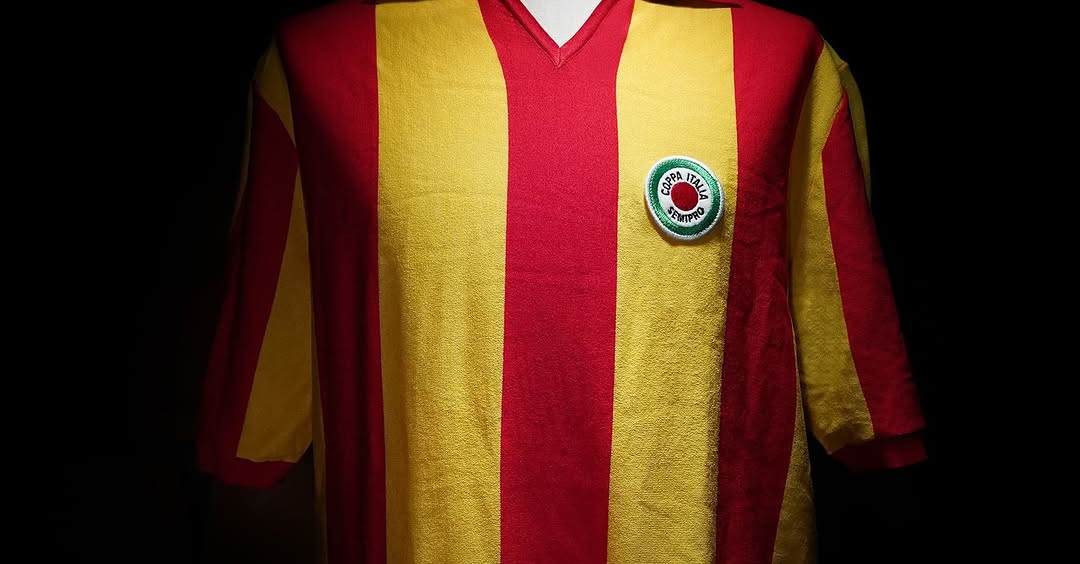 Dit is het US Lecce voetbalshirt ter ere van het 117 jarig bestaan