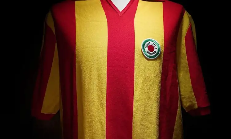 Dit is het US Lecce voetbalshirt ter ere van het 117 jarig bestaan