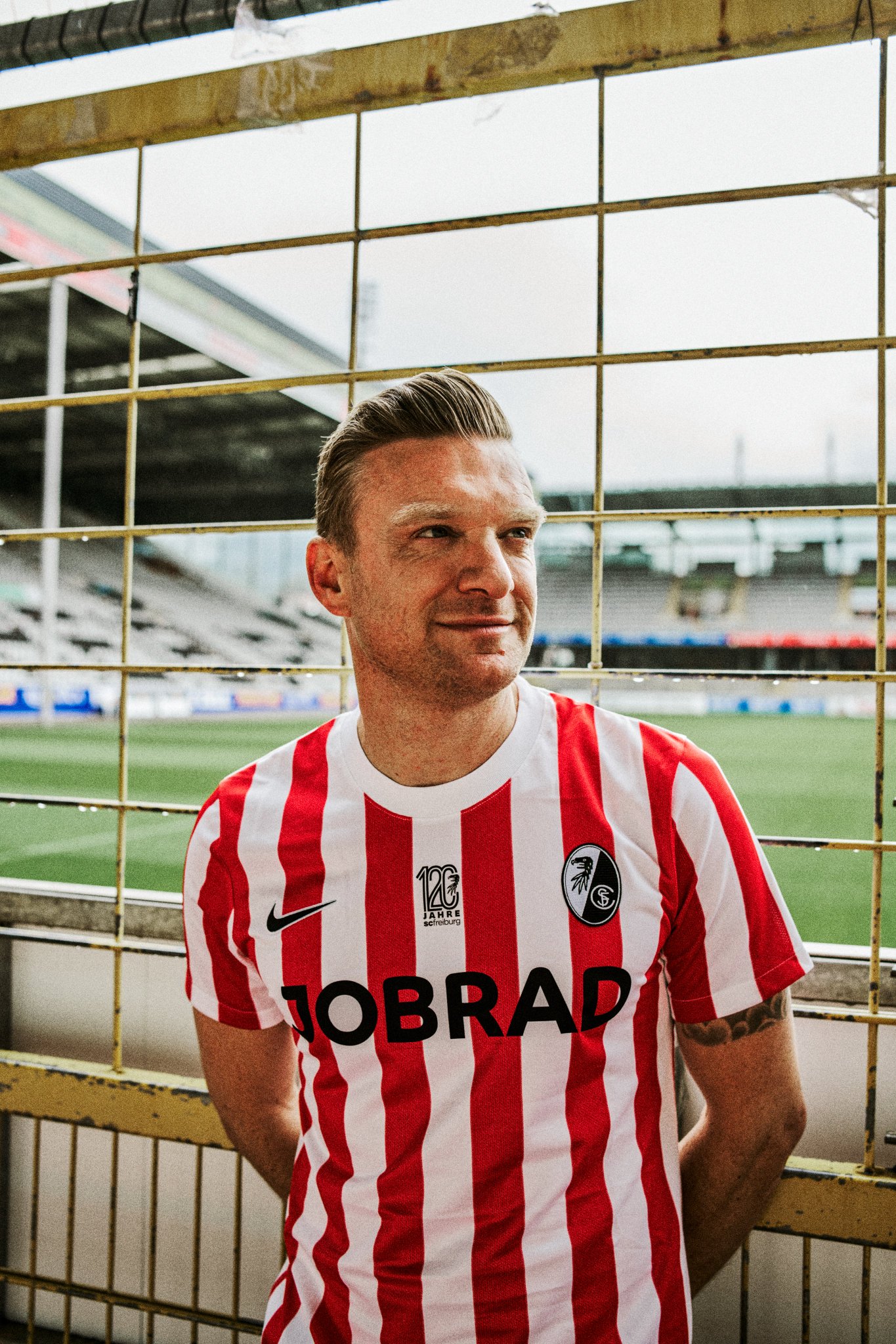 Dit is het SC Freiburg voetbalshirt ter ere van het 120 jarig bestaan