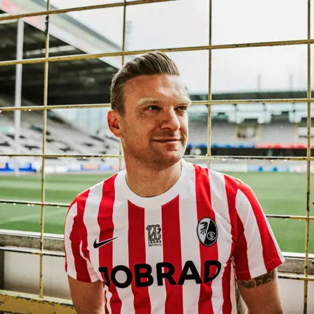 Dit is het SC Freiburg voetbalshirt ter ere van het 120 jarig bestaan