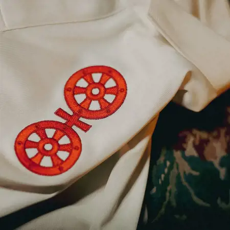 Dit is het FSV Mainz 05 voetbalshirt ter ere van het 120 jarig bestaan