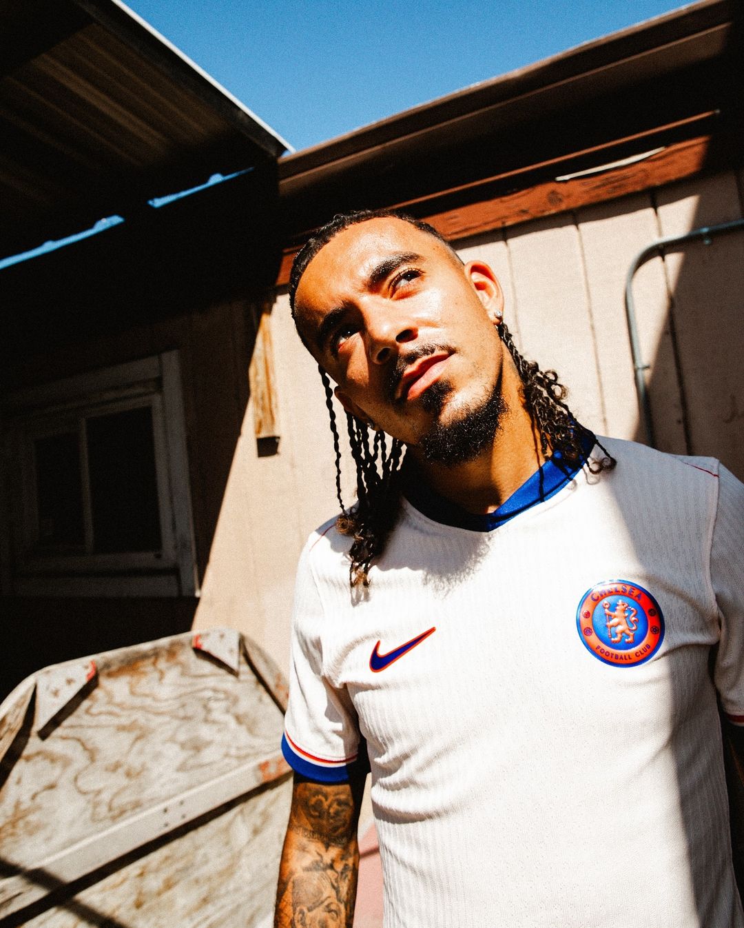 Chelsea uitshirt 2024-2025 beige met oranje en blauwe accenten!