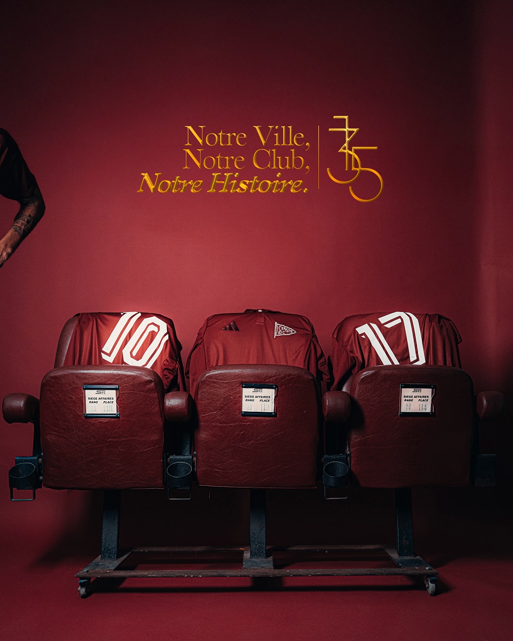 Dit is het Servette FC voetbalshirt ter ere van 135 jarig bestaan