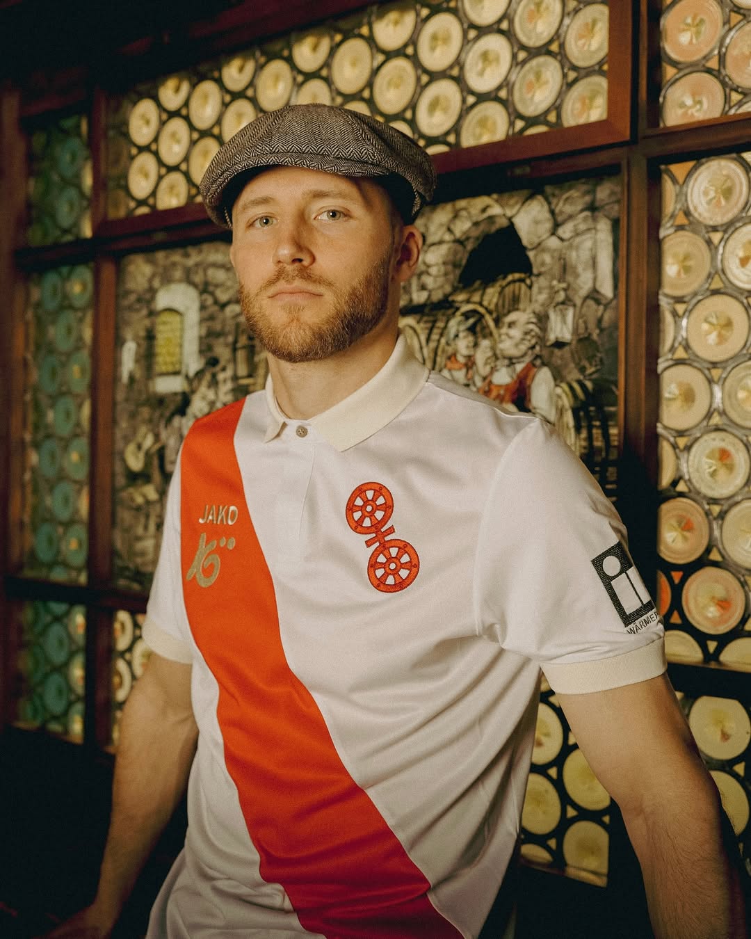 Dit is het FSV Mainz 05 voetbalshirt ter ere van het 120 jarig bestaan