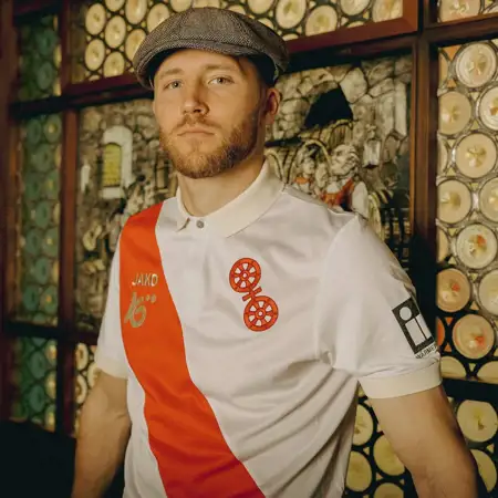 Dit is het FSV Mainz 05 voetbalshirt ter ere van het 120 jarig bestaan