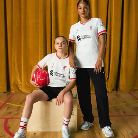 Liverpool 3e shirt 2024-2025 ode aan kunstenaars, vrouwenvoetbal en punks!