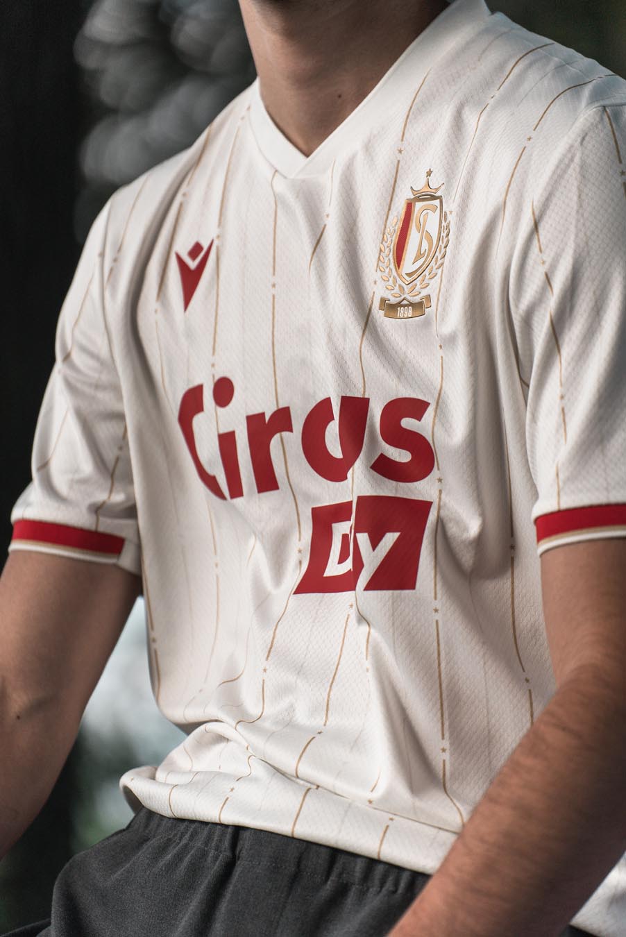 Dit zijn de Standard Luik voetbalshirts 2025-2026 van Macron