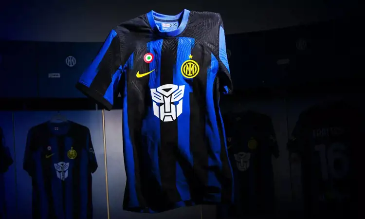 Transformers logo op Inter Milan voetbalshirt tijdens wedstrijd tegen Udinese