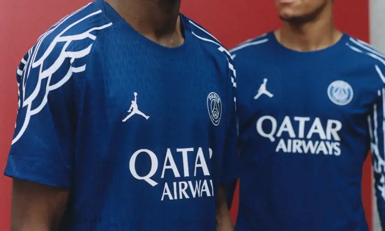 Paris Saint Germain 4e shirt 2024-2025 is blauw met vleugels!