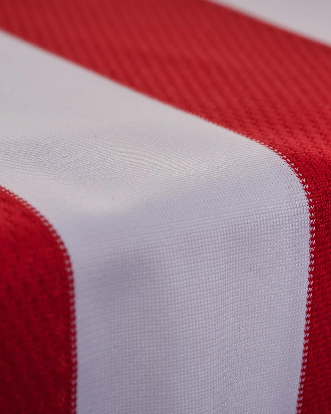 Dit is het Olympiakos voetbalshirt ter ere van het 100 jarig bestaan