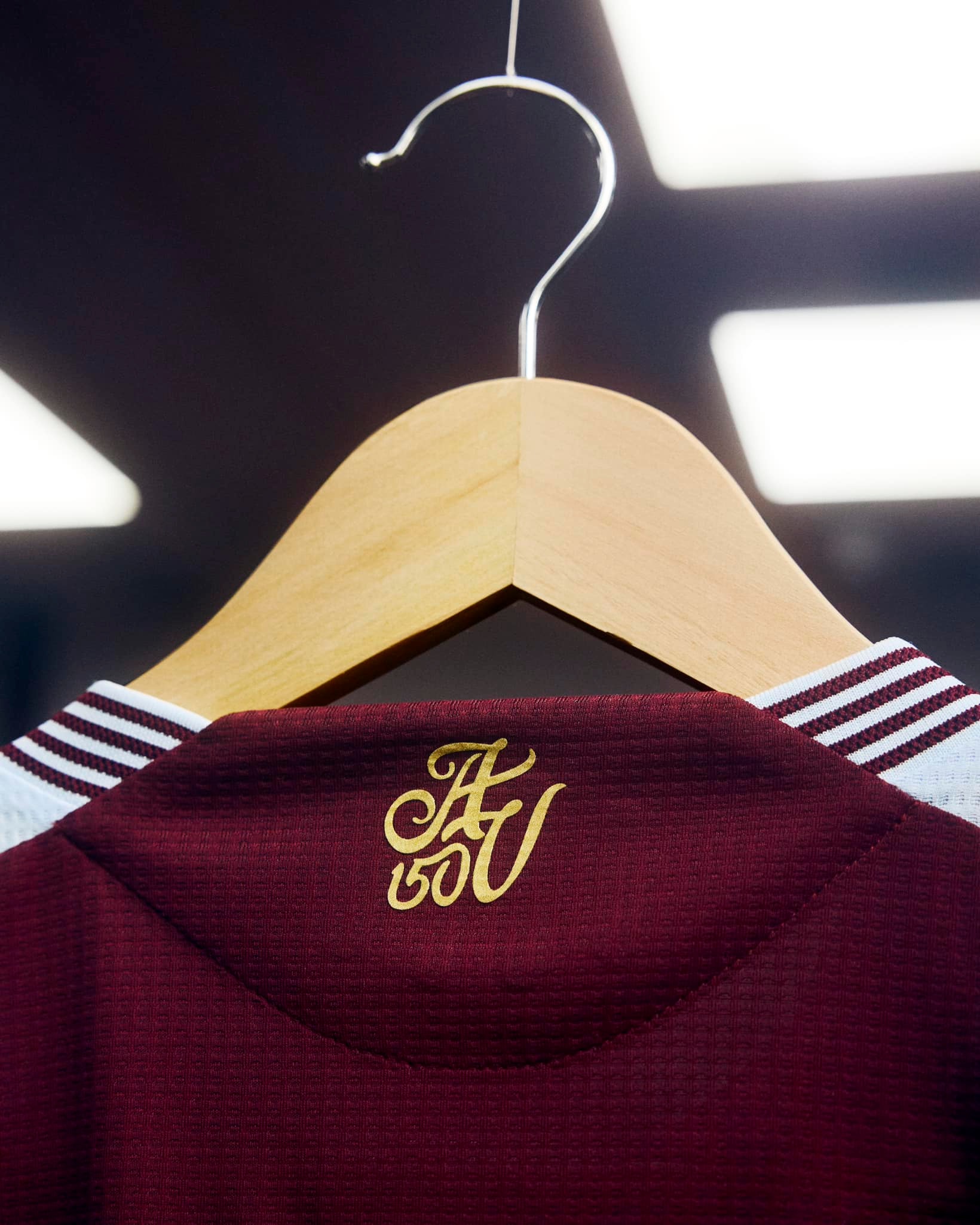 Dit zijn de Aston Villa voetbalshirts 2024-2025 van adidas