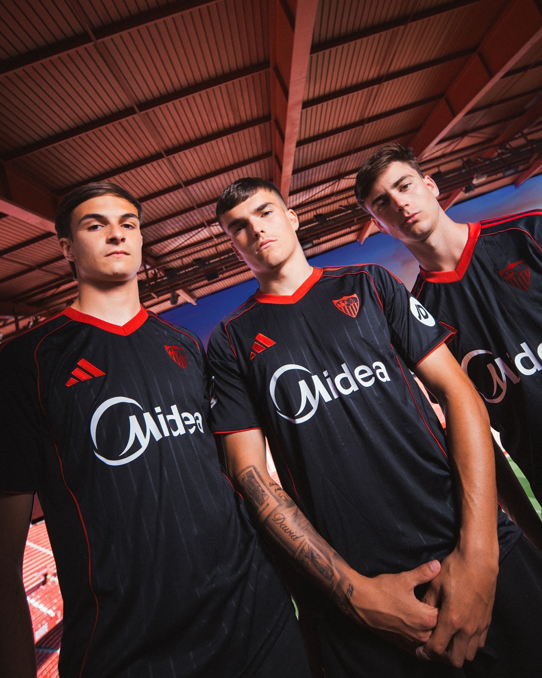 Dit zijn de Sevilla CF voetbalshirts 2025-2026 van adidas