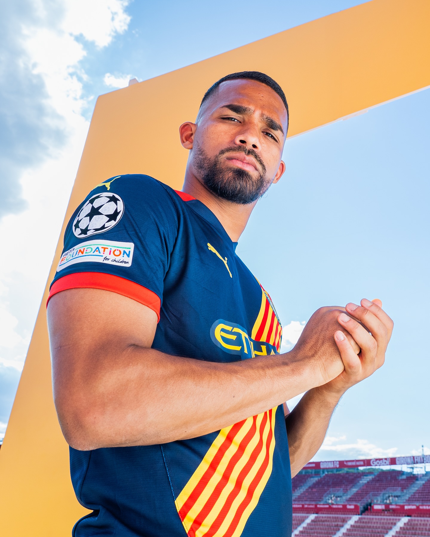 Girona voetbalshirts 2024-2025 in teken schild stad en Catalonië