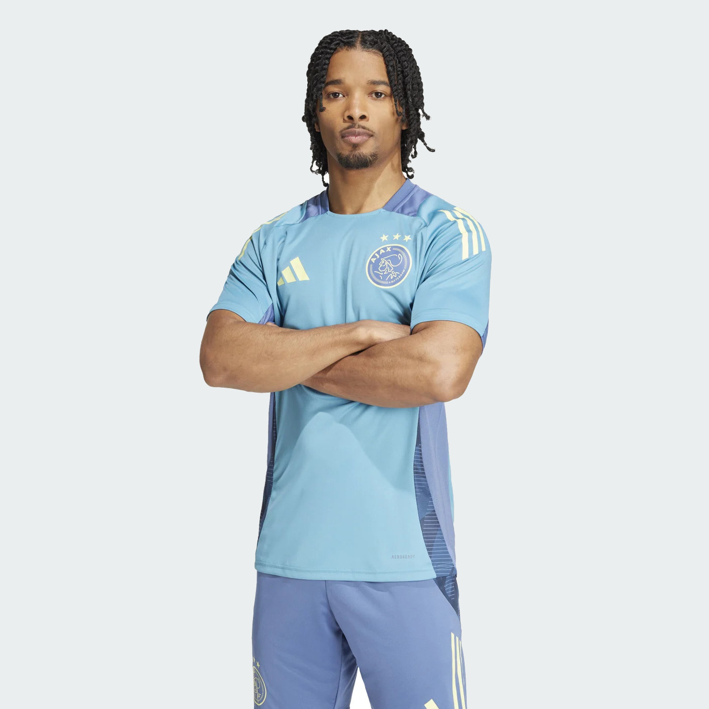 Dit is het Ajax trainingsshirt 20242025