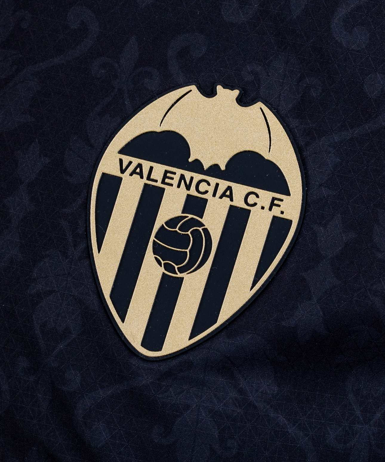 Valencia voetbalshirts 20242025 geïnspireerd door shirts 20032004