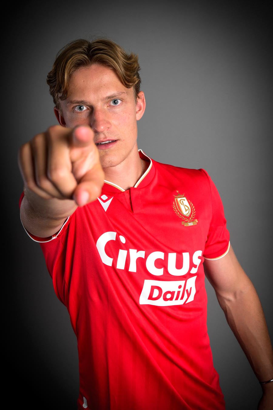 Dit zijn de Standard Luik voetbalshirts 2025-2026 van Macron